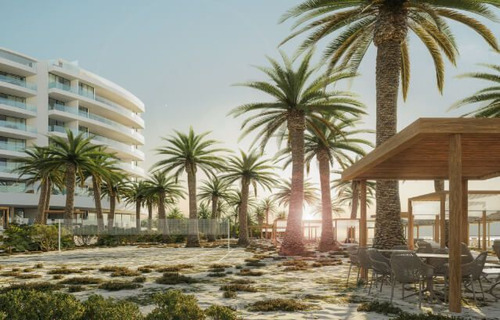 Condo Con Terraza Que Tiene Vista Al Mar, Cuatro Recamaras,