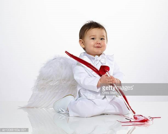 Bebé recién nacido en un traje de cupido con alas de ángel