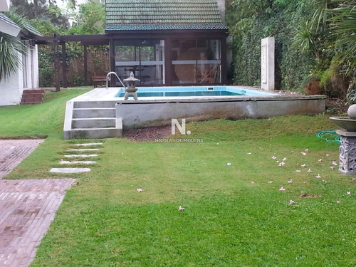 Gran Casa Ubicada En La Zona Del Golf, Punta Del Este.- Ref: 2157