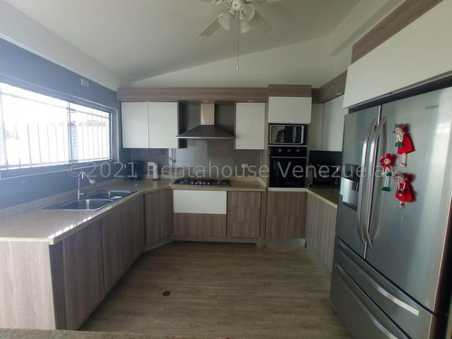 Casa En Venta Exclusiva Propiedad Ubicada En Calle Cerrada Con Vigilancia. La Casa Cuenta Con Cerco Eléctrico, Foto Celdas Ymp Camaras De Seguridad. Trigal Norte Valencia 22-3203