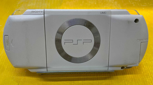 Consola Psp Fat Mod. 1000 Blanca Con Memoria De 32 Gb Color Blanco