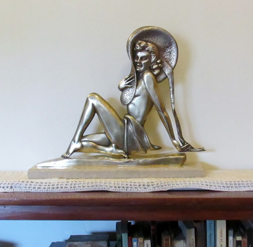 Figura De Mujer Con Sombrero Estilo Art Deco En Bronce Bronce (Usado)