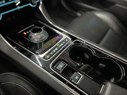 Imagem 6 de 15 de Jaguar Xe 2.0 Turbocharged R-sport Aut. 2015/2016