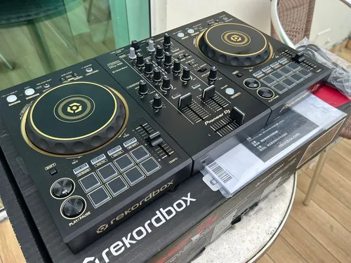 Controlador DJ Pioneer Rekordbox DDJ-400 dourado da 2 canais