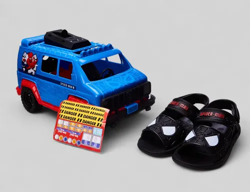 Conjunto de brinquedos com sandália preta e carro azul