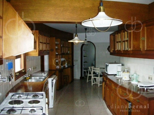 Imagen 8 de 19 de En Primera Línea, Mansión Clásica De 7 Dormitorios Con Gran Parque, Piscina Y Muy Linda Vista Al Mar.- Ref: 495