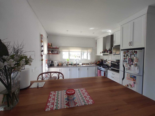Casa En Venta Con Salida A La Laguna, Estilo Neoclásico. En El Cantón.