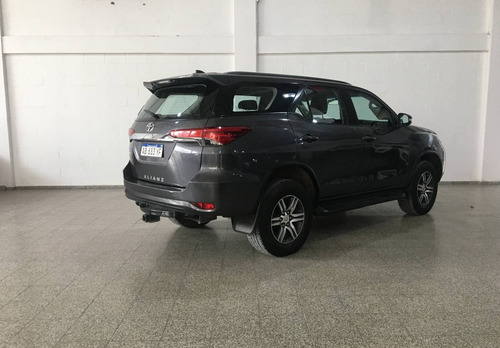 Imagen 9 de 12 de Toyota 2017 Hilux Sw4 Tdi Sr 5as Mt L/16