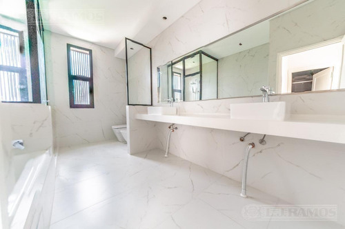 Imagen 20 de 27 de Casa A Estrenar Sobre El Lago - Lagos Del Golf