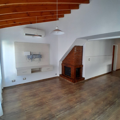 2 Casas En Alquiler (juntas) - Ambas De 3 Ambientes Con Jardín, Entrada Para Varios Autos, Fondo Libre