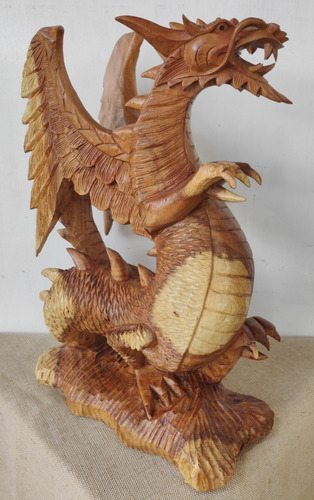 Dragão Esculpido Em Madeira