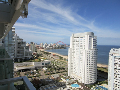 Departamento En Importante Torre.- Ref: 4942