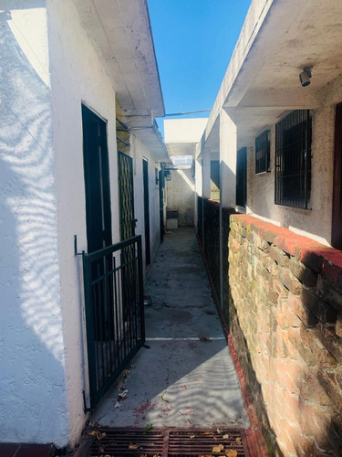 Imagen 8 de 28 de Muy Buena Casa, Construcción De Época, Con Potencial Para Reciclaje.