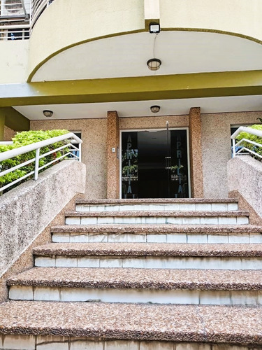 Venta Excelente Apartamento En Lomas Del Ávila, Cuenta Con 95.53m2