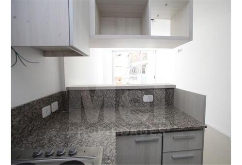 Alquiler 2 Amb, Dormitorio En Suite, Toilette Y Balcón.