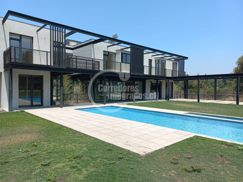 Casa En Venta De 6 Dorm. En Colina