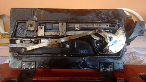 Maquina De Mão1847 Costurou A 1º Roupa De Santos Dumont 1873