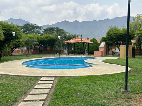 Casa En Valle De Oro Res. Las Tinajas L.m