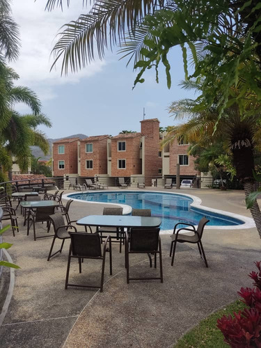 Town House En Altos De Guataparo Conjunto Vistalago. Minerva K