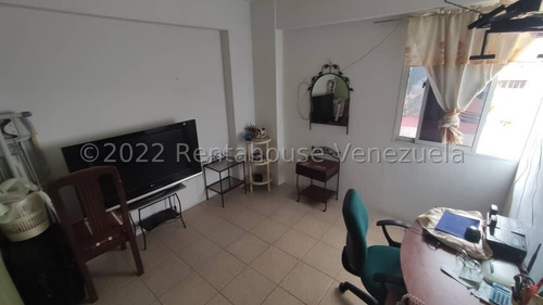 Imagen 14 de 30 de Apartamento En Venta En Avenida Libertador Este De Barquisimeto Lara, Residencias La Roca 0-4-2-4-5-9-3-7-5-4-2 / Código Mls Rent-a-house: 22-21861