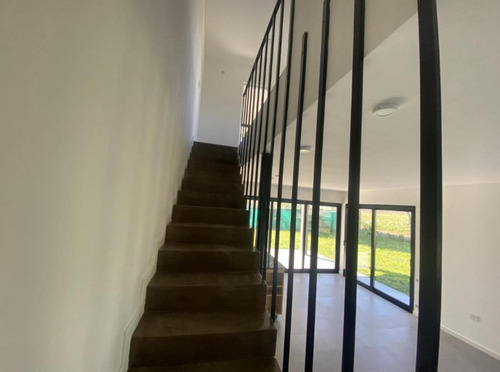 Casa En Venta - 2 Dormitorios 2 Baños - Cochera - 280mts2 - Manuel B. Gonnet