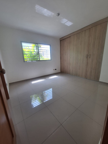 Se Alquila Amplio Apartamento Con Patio Y 2 Parqueos En Av. Jacobo Majluta