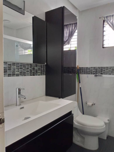 Se Vende Bella Quinta Sabana Larga Valencia 06-41