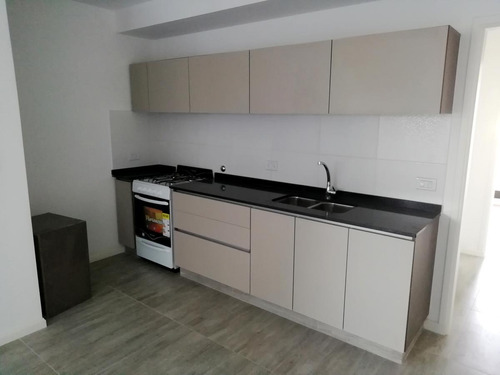 Imagen 2 de 9 de Hermoso Departamento De Un Dormitorio, Amplio, Luminoso, Con Balcón A La Calle Y A La Venta.