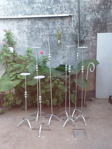 Candelabros De Piso En Hierro, 3 Medidas Bajo Plateado (Usado)