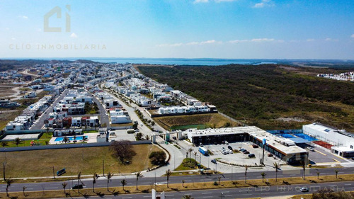 Casa En Venta En Fraccionamiento Lomas De La Rioja, Veracruz - 3 Recámaras Con Baño Privado, Jardín Y Cochera Techada Para 2 Autos