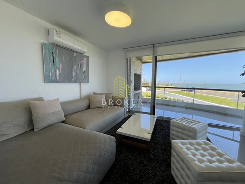 Venta Apartamento Primera Linea Mansa Frente Al Mar Con Parrillero Propio. Punta Del Este Uruguay