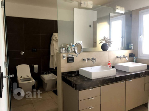 Imagen 7 de 29 de Venta Casa En El Cerro De Las Rosas, Moderna, Impecable De 3 Dormitorios Con Pileta Climatizada Y Calefacción Central.