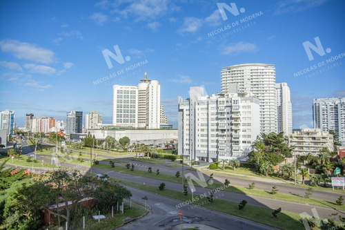 Imagen 4 de 23 de Departamento En Venta, Excelente Ubicacion, Edificio Alexander Boulevard - Punta Del Este Mansa