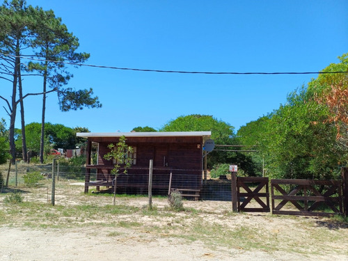 Inmobiliaria Costa Azul  Vende Casa De Dos Dormitorios , A Estrenar, Ubicada A Dos Cuadras De Av Paloma . Rocha .