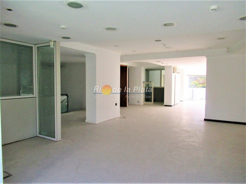 Local En Alquiler Ideal Para Casa De Cambio Banco O Similares- Ref: 12167