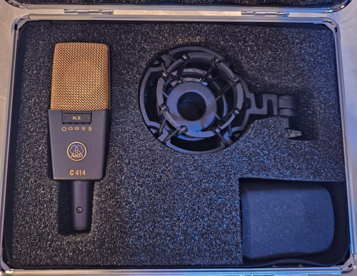 Micrófono AKG C414 Condensador Cardioide color dark gray/gold con parlantes