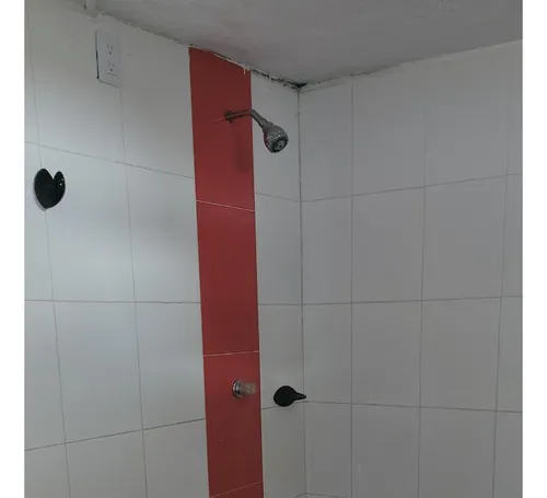 Casa Remodelada Tiene Un Cuarto Que Sirve Como Local O Habitación Con Baño Privado
