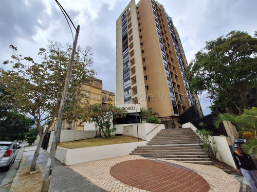 Apartamento En Alquiler La Trinidad #24-22072 Hermoso E Iluminado Apartamento En Alquiler, Totalmente Amoblado, Cuenta Con Estacionamiento Techado, Maletero,ubicacion Privilegiada En La Trinidad.