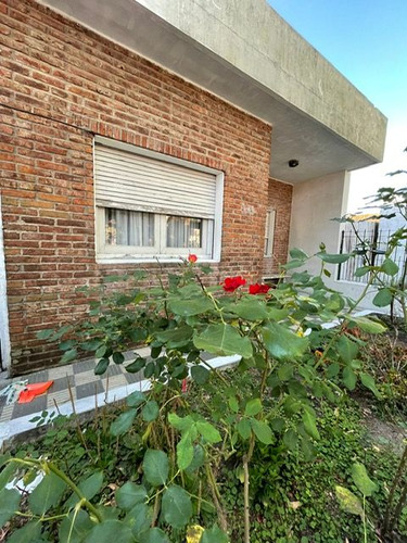 Hermosa Casa Con Rejas En Todo El Frente Por El Centro De Durazno