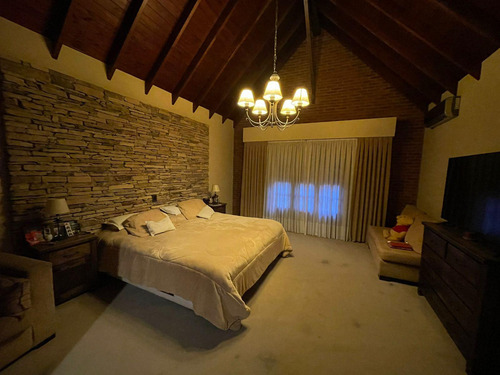Chalet De Categoría 8 Amb. 484 M² Cub. C/ Garaje Para 2 Autos Y Parque C/ Pileta - Haedo