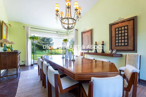 Imponente Casa En Playa Brava - Elegancia Y Confort