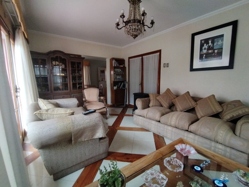 Dos Casas En Gran Terreno Barrio Residencial