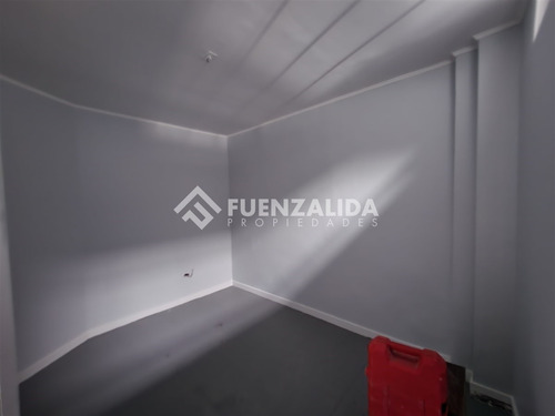 Casa En Venta De 5 Dorm. En Santiago