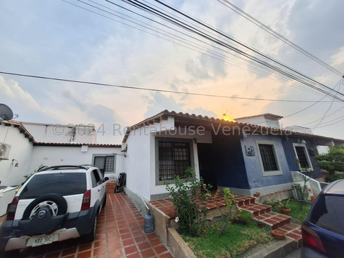 Mehilyn Perez Fabulosa Casa En Venta, Muy Bien Conservada En Av. Intercomunal De Cabudare