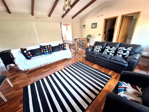 Casa En Venta De 4 Dorm 5 Baños, Sala De Estar Gran Vista