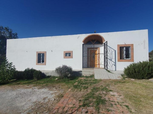 Casa De Campo Rústica Con Amplio Terreno A Las Afueras De León