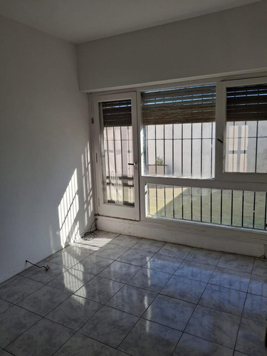 Venta - Oficina 2 Ambientes Con Terraza En Galería Comercial A Metros De La Estación San Isidro