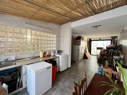 Comodisima E Impecable Casa En Munro Con Ingreso Por Dos Calles, Patio Y Terraza.