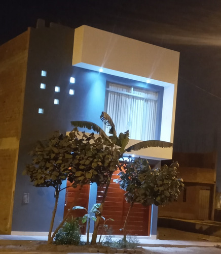 Casa De 2 Pisos, Cerca Del Ovalo De Puente Piedra. 