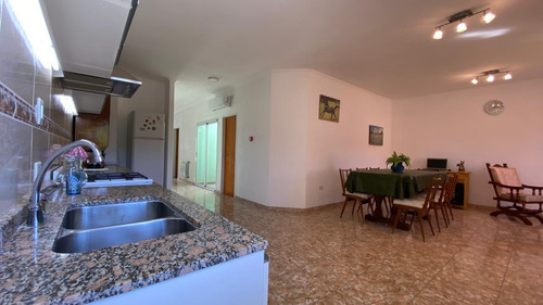 Casa En Venta - 3 Dormitorios 2 Baños - 238mts2 - Roque Perez